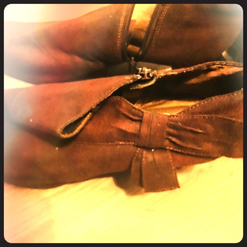 Brown bootie bow
